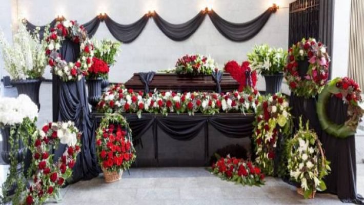 coffin-is-decorated-with-various-flowers